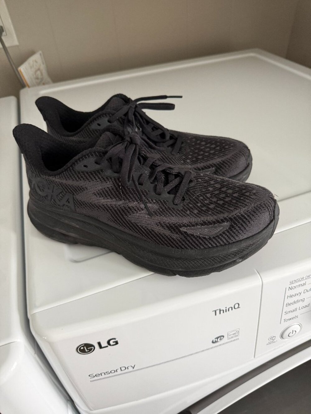 HOKA One One - Clifton Size 8.5B